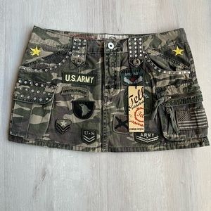 *NWT* Camouflage bedazzled patch skirt. Size Med.